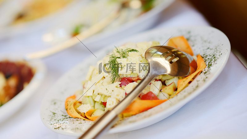 直营与加盟：餐饮扩张的两种路径，哪种更划算？**